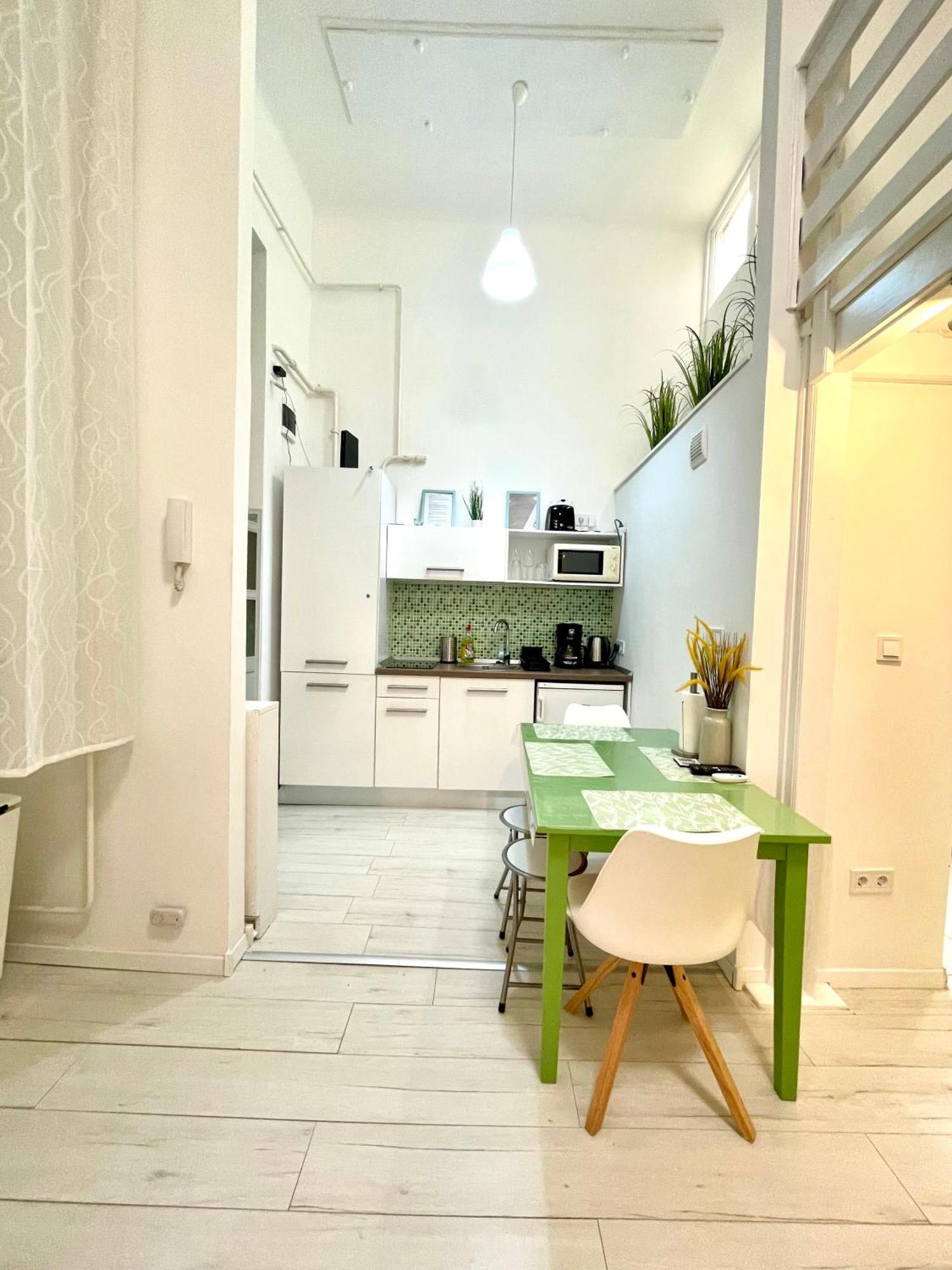 Teresian Apartment Near The Andrassy Street Free Air Conditioner Free Coffee بودابست المظهر الخارجي الصورة