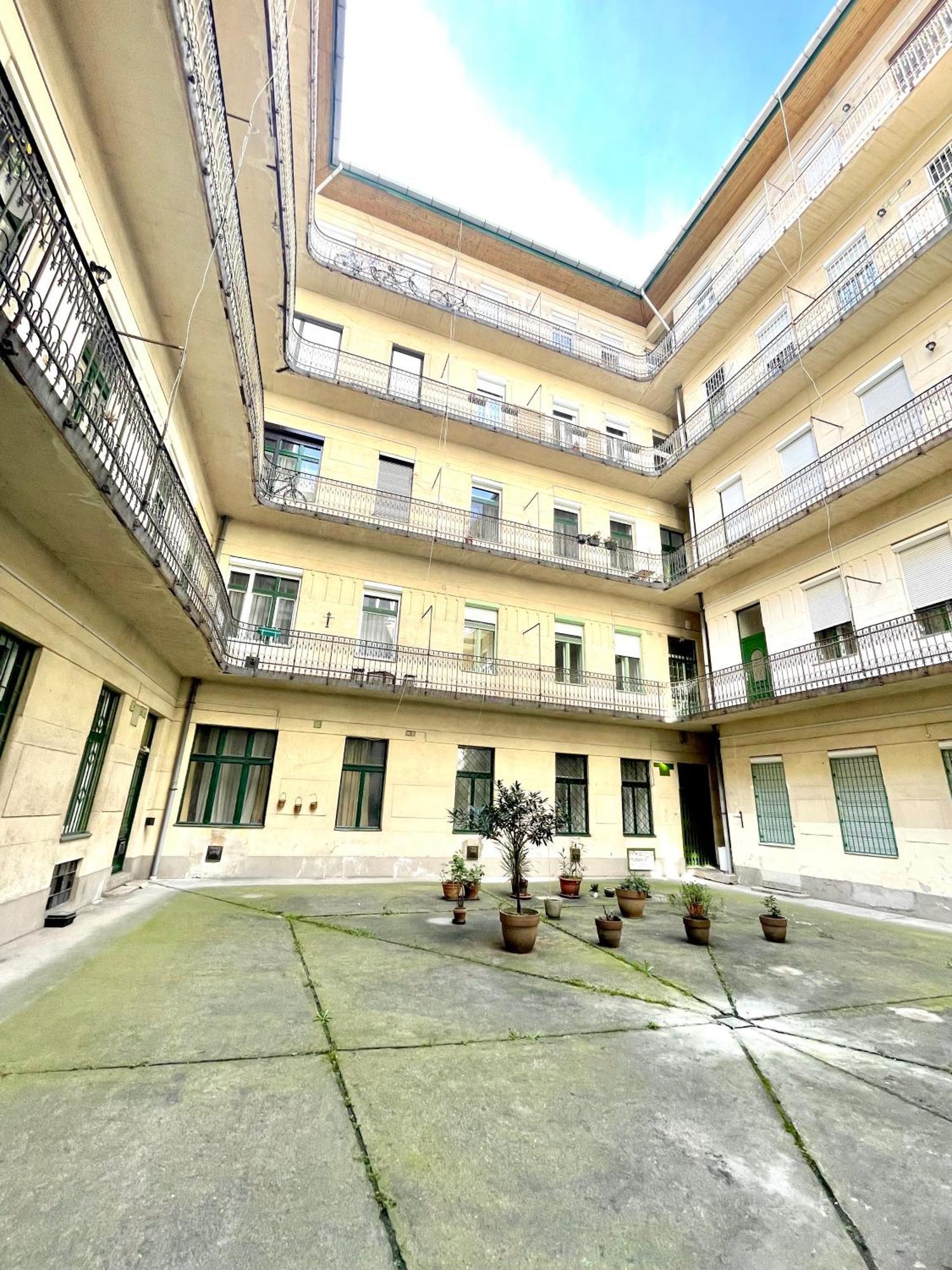Teresian Apartment Near The Andrassy Street Free Air Conditioner Free Coffee بودابست المظهر الخارجي الصورة